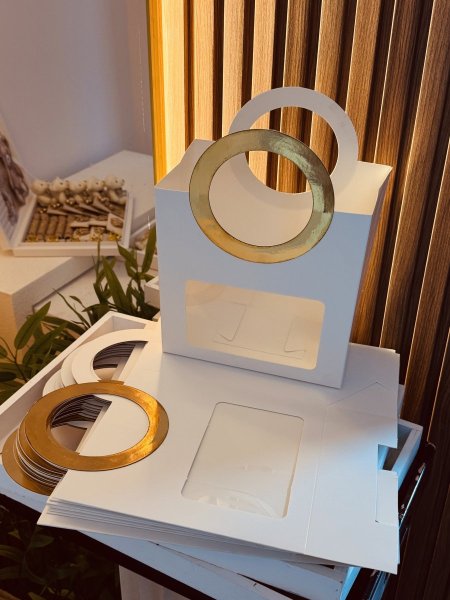 كيس كرتون مع فتحة