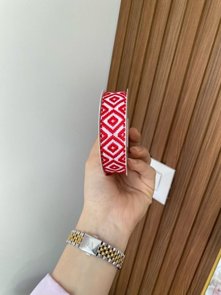 ابيض مع احمر