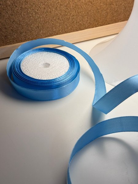 شبر أزرق فاقع